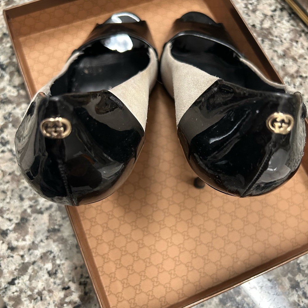 Gucci Black and white business pump